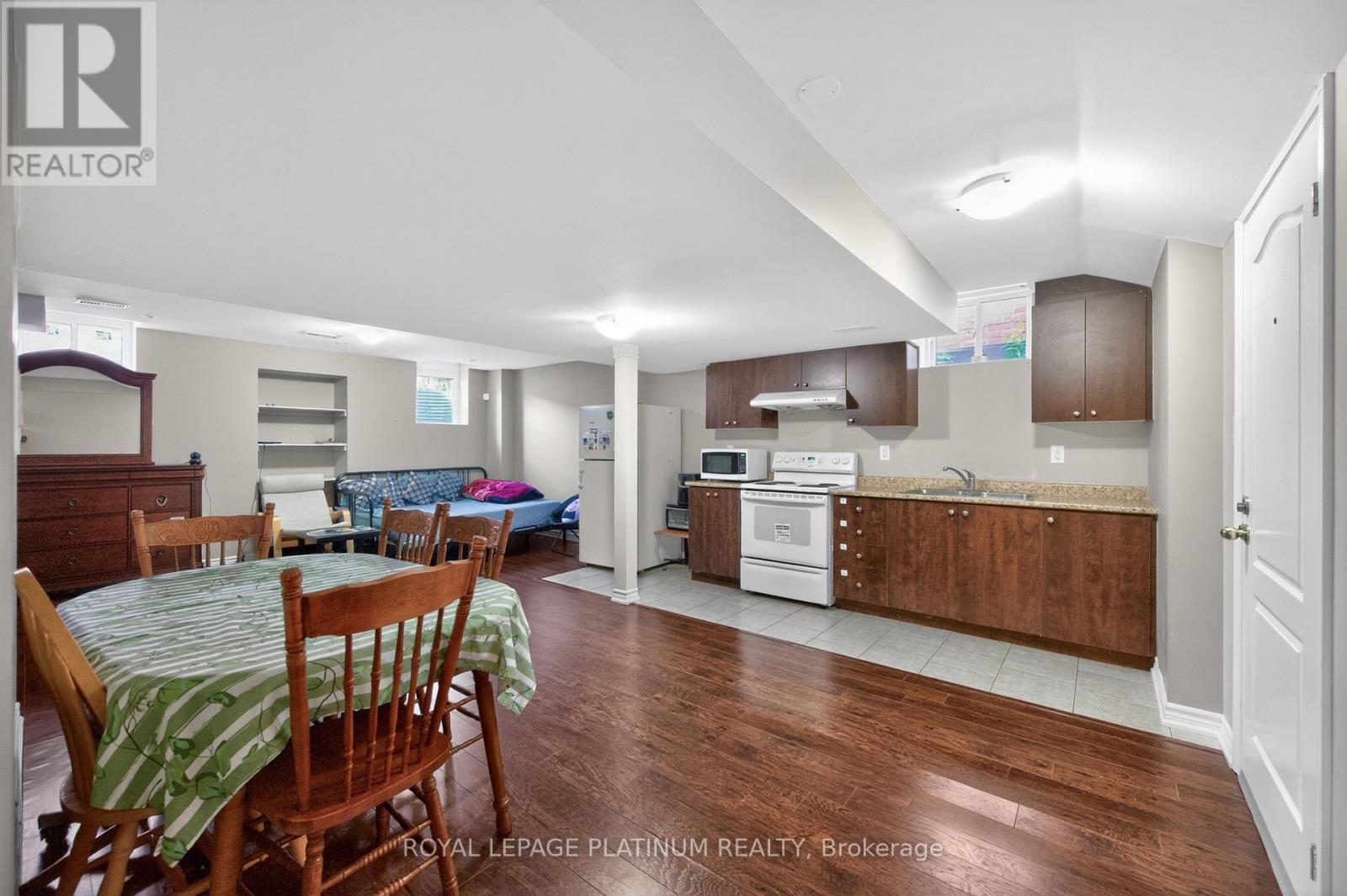 15 AYLESBURY DRIVE - 40
