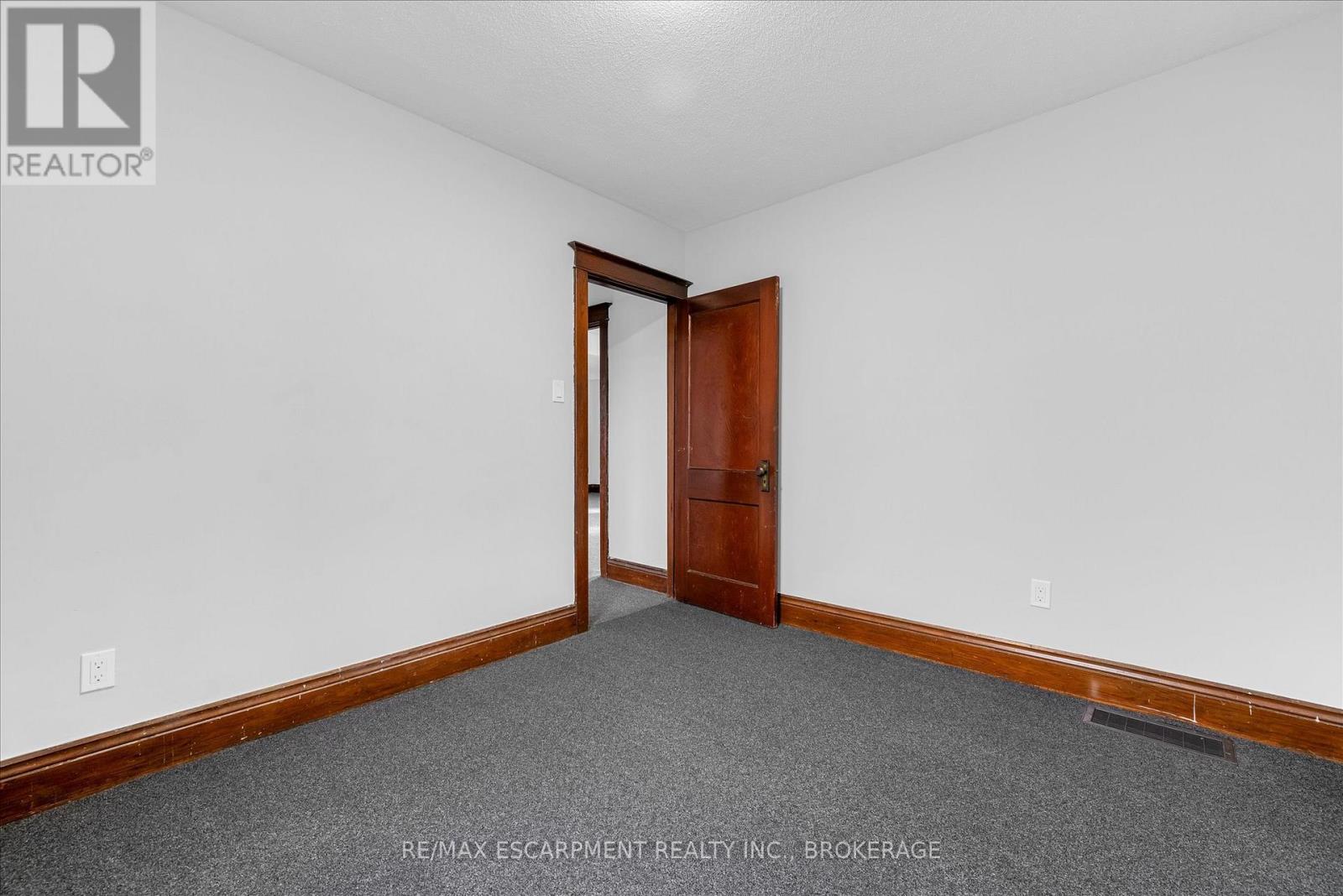 121 EDGEMONT STREET N - 25