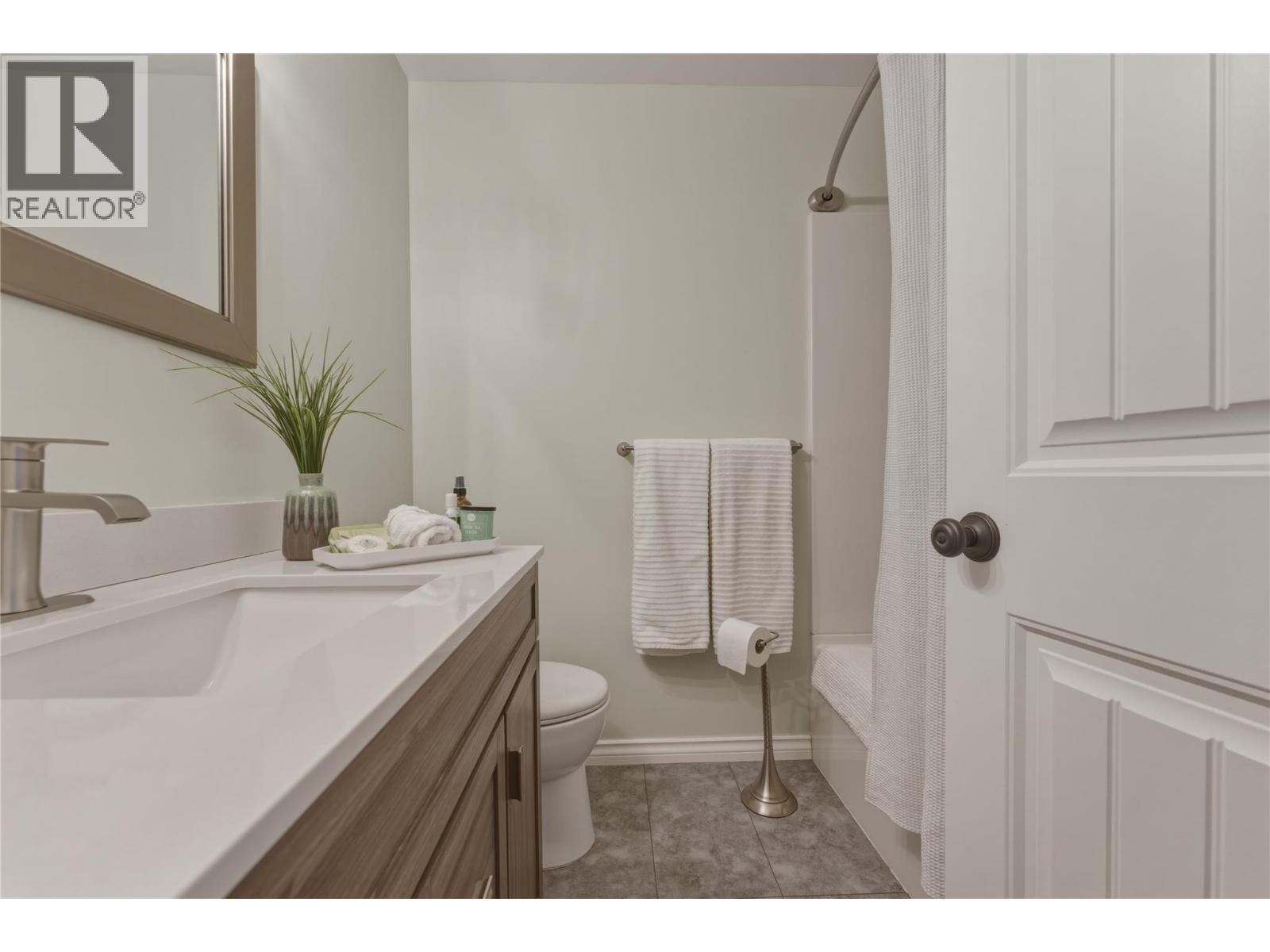 5524 South Vernon Place, Vernon