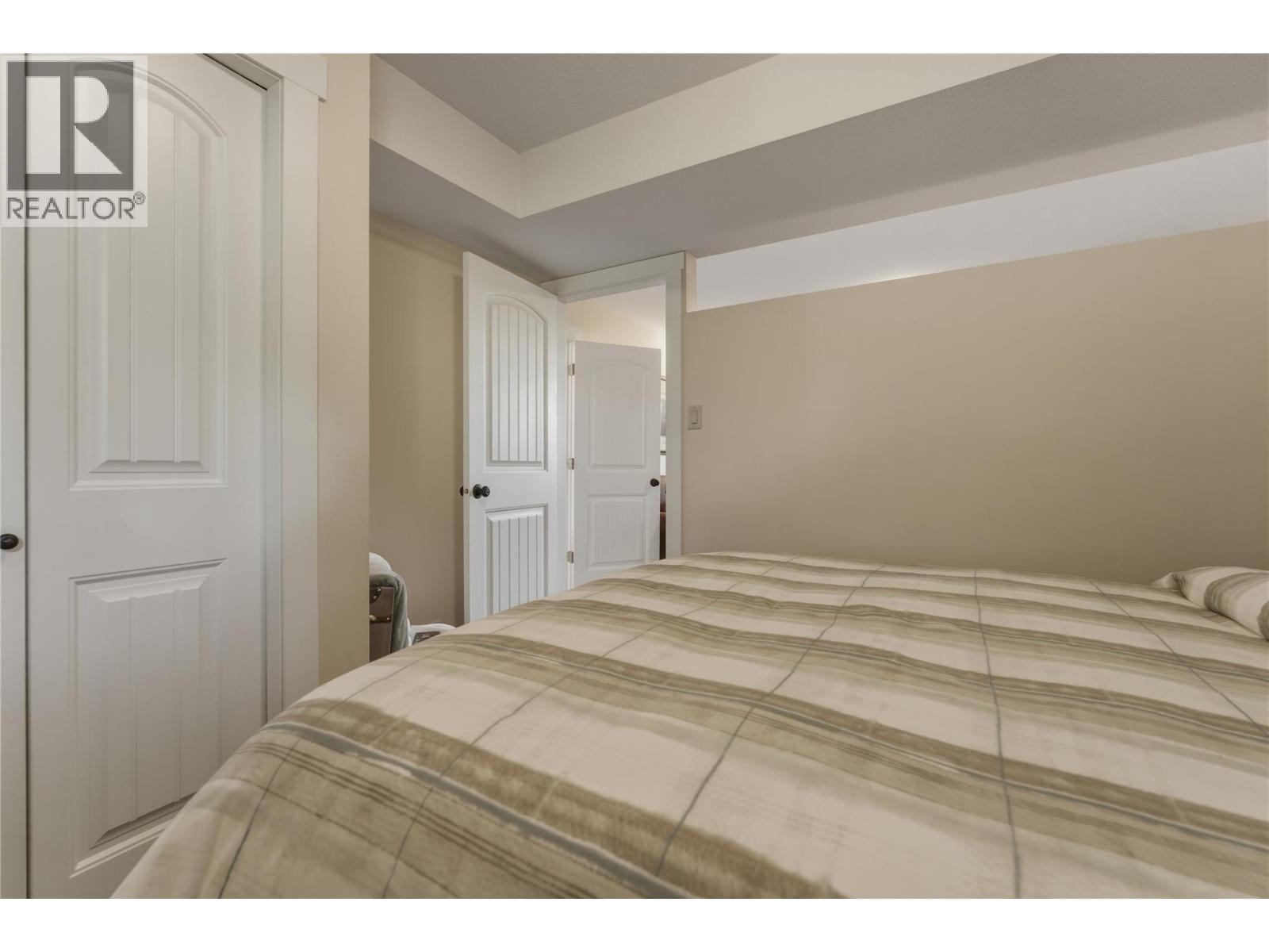 5524 South Vernon Place, Vernon