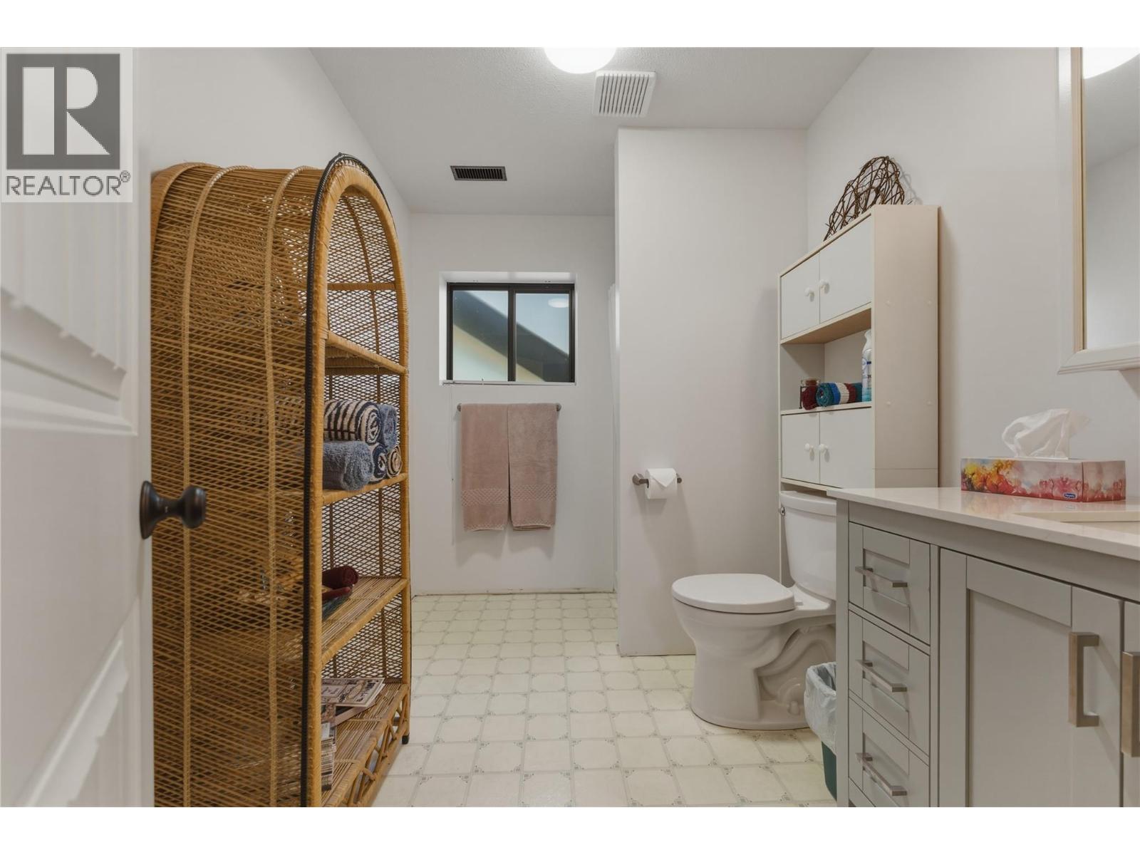 5524 South Vernon Place, Vernon