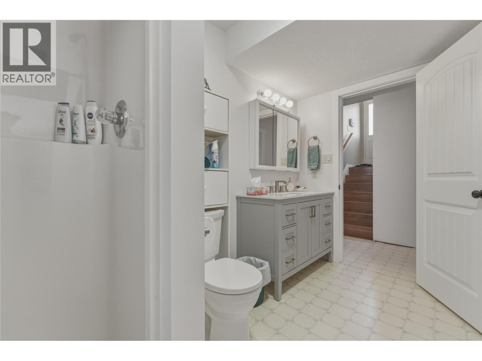 5524 South Vernon Place, Vernon