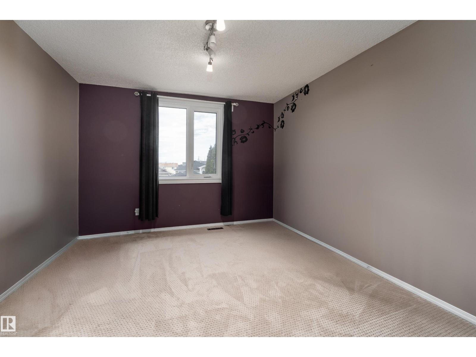 8407 160 AV NW - 32