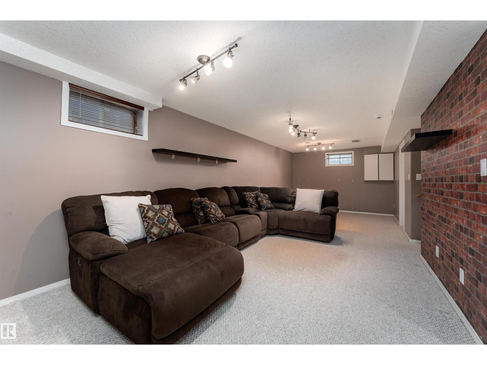 8407 160 AV NW - 40