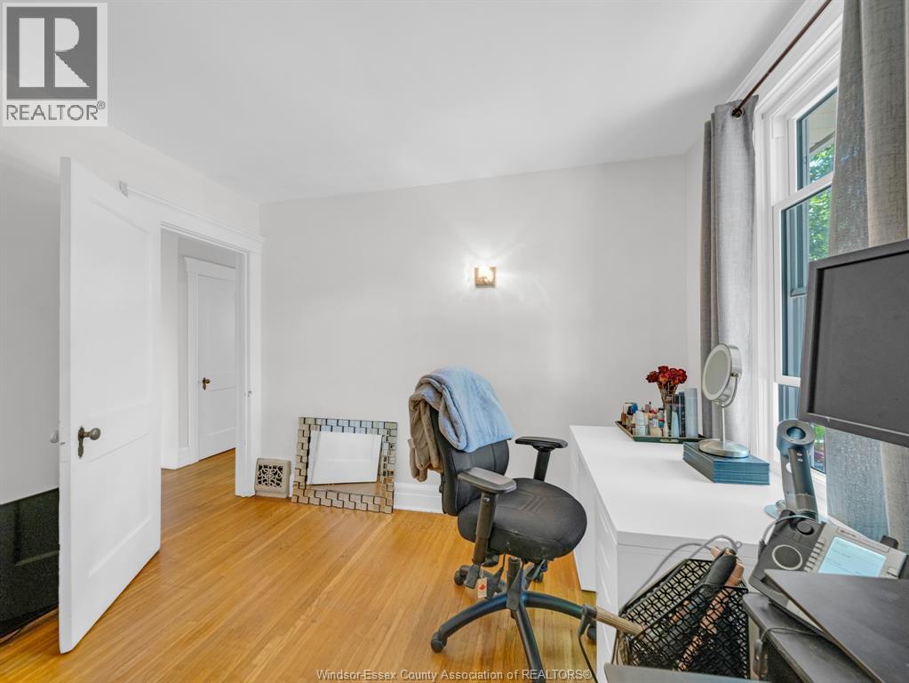 908 WINDERMERE ROAD - 32