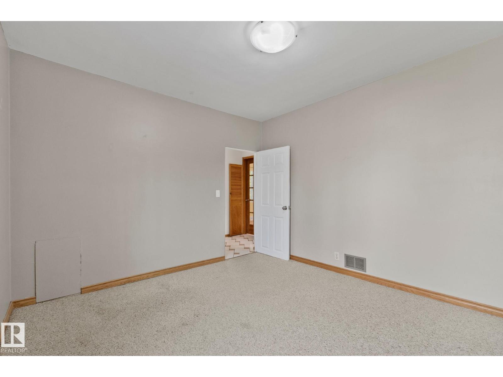 9727 69 AV NW - 12