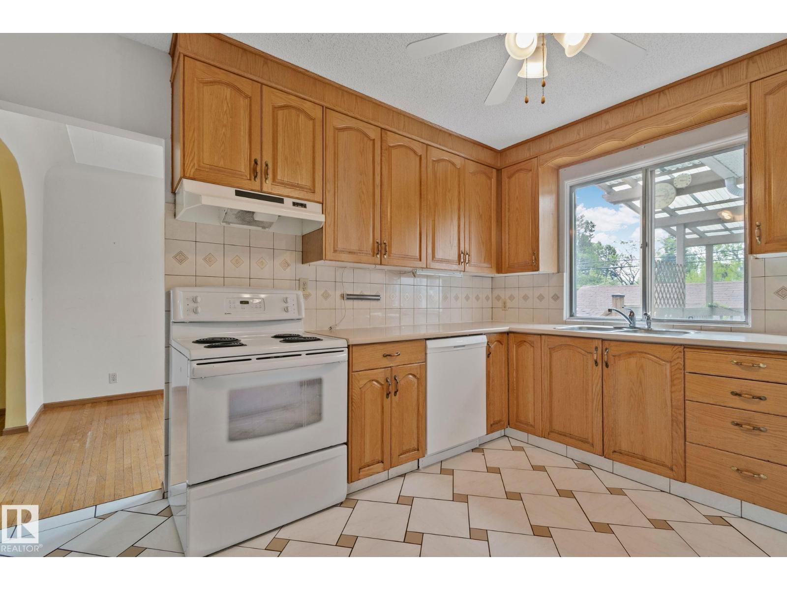 9727 69 AV NW - 18