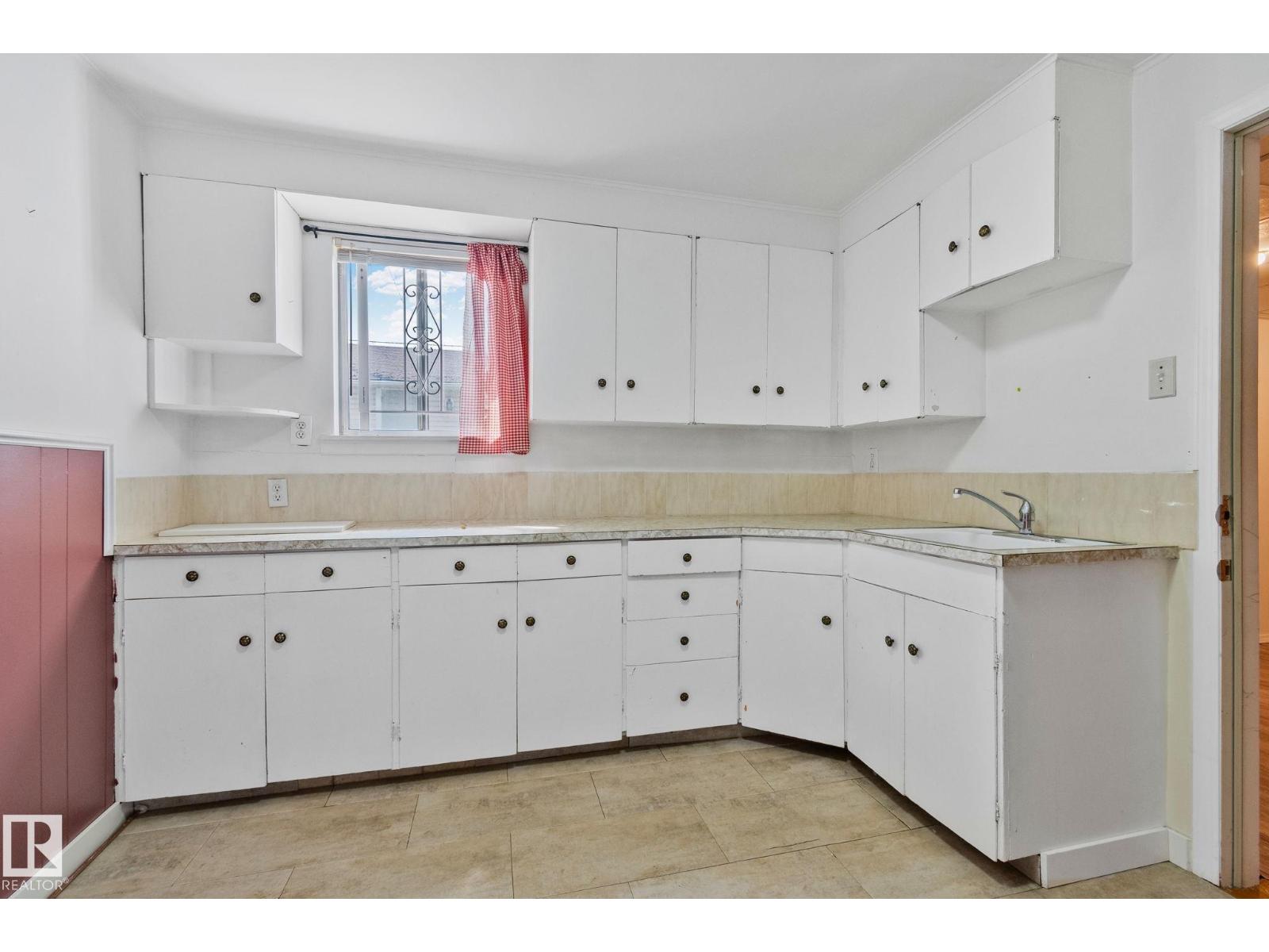 9727 69 AV NW - 24