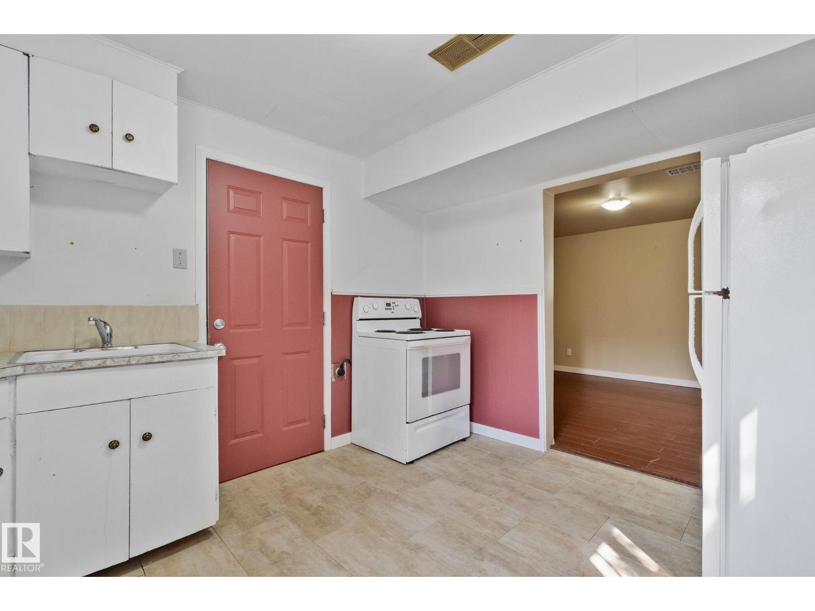 9727 69 AV NW - 25