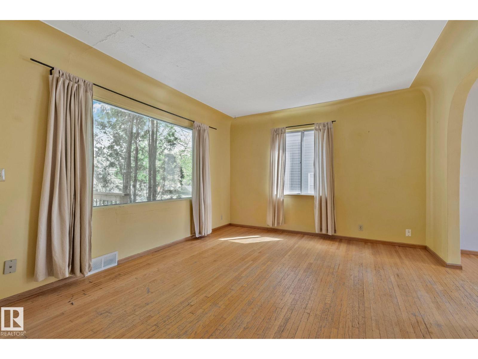 9727 69 AV NW - 5