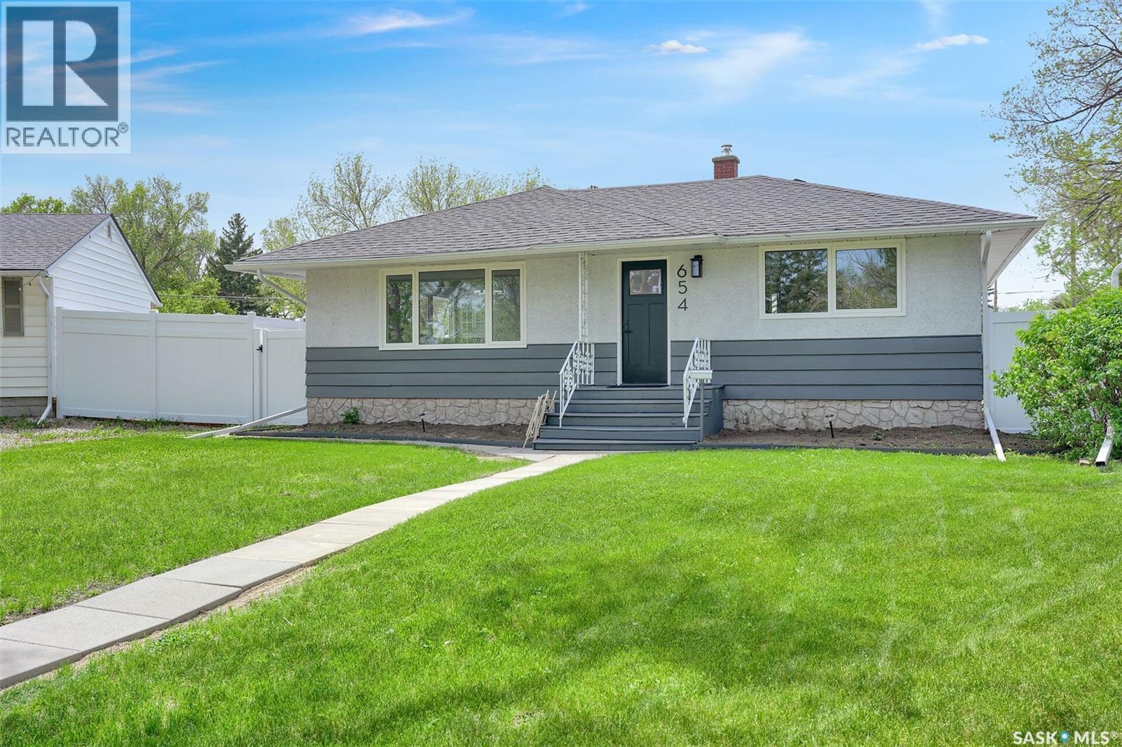 654 Aberdeen CRESCENT - Image 2
