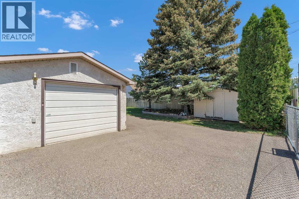 119 10 Street SW - 38