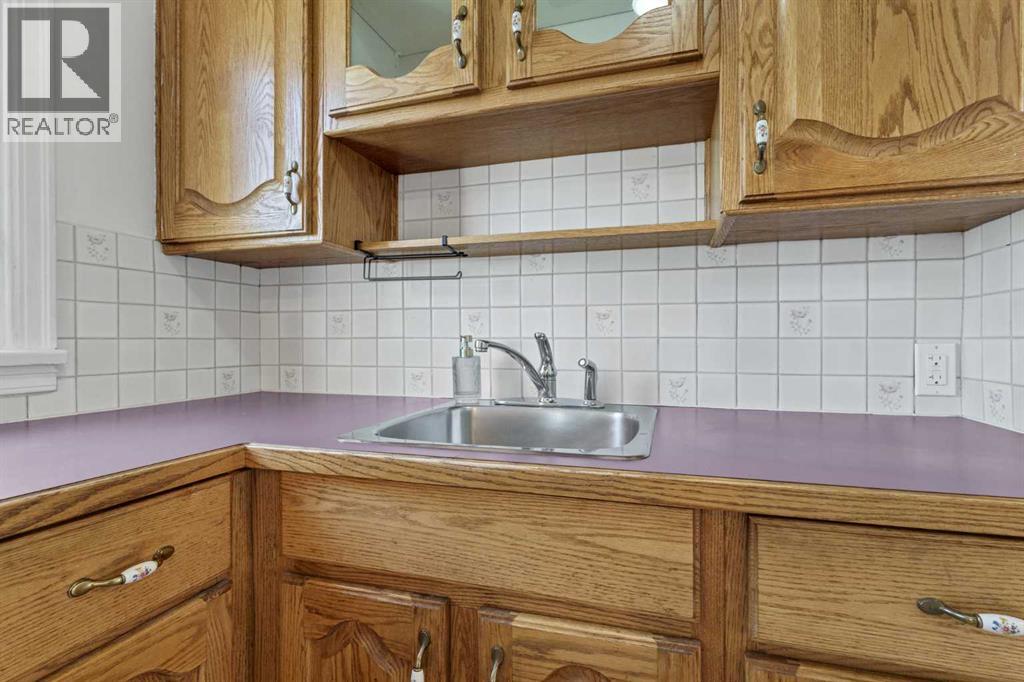 119 10 Street SW - 11