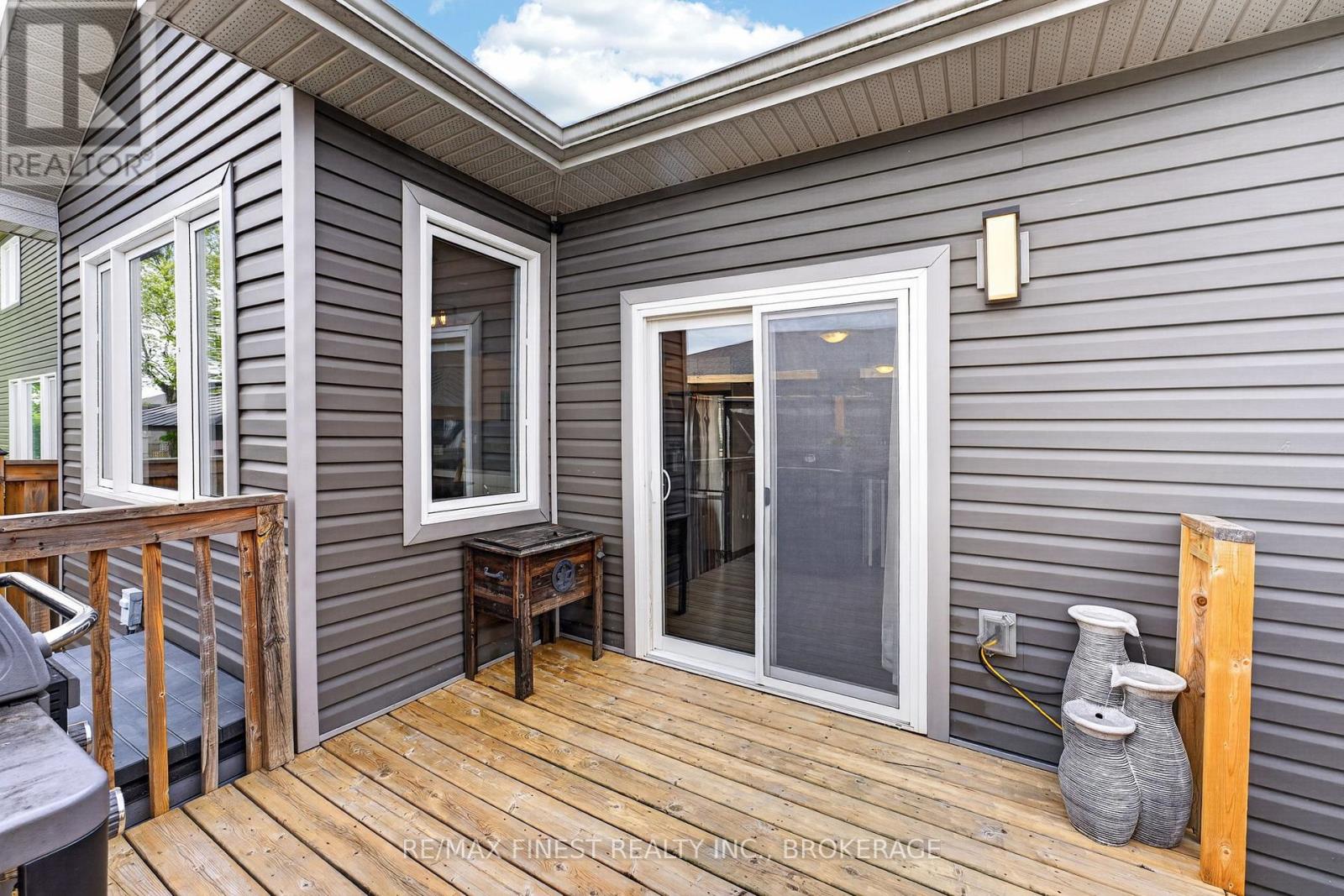 119 CHAMPAGNE CRESCENT - 21
