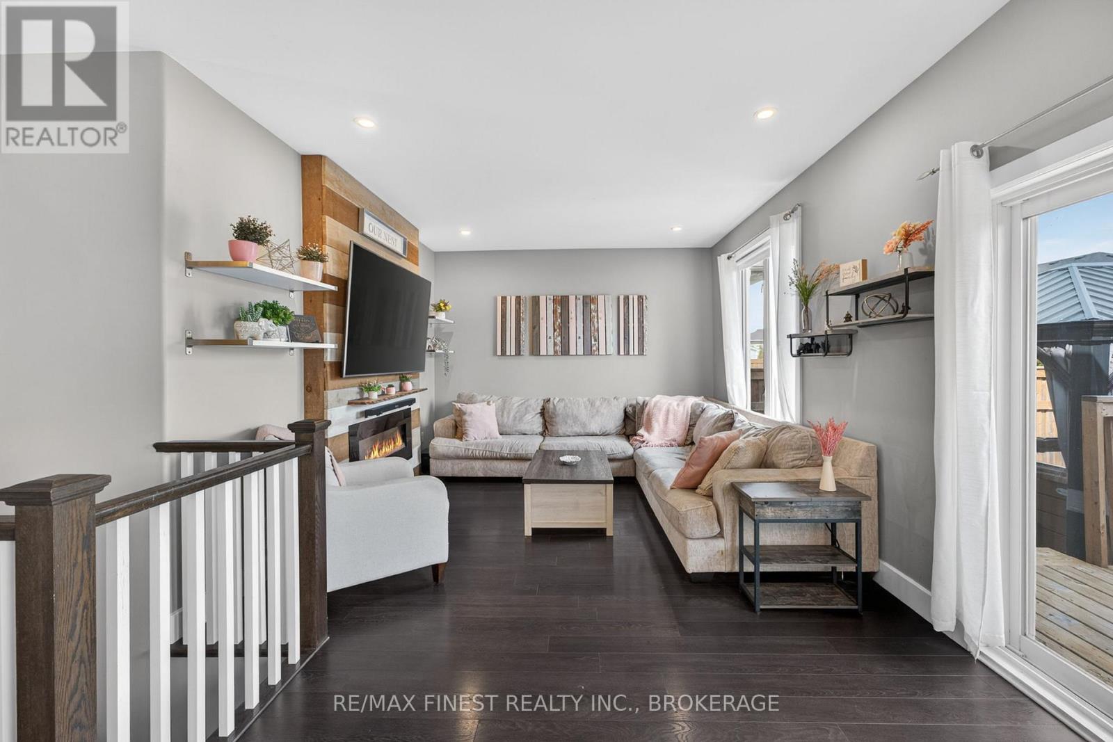 119 CHAMPAGNE CRESCENT - 6
