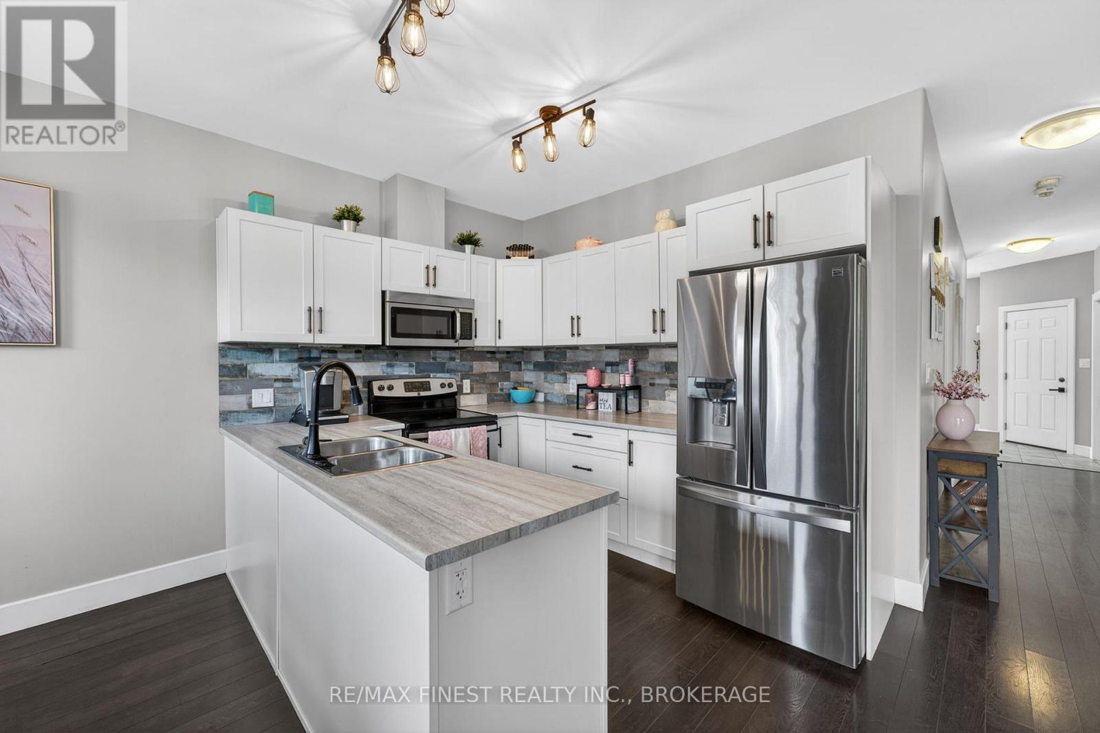 119 CHAMPAGNE CRESCENT - 7