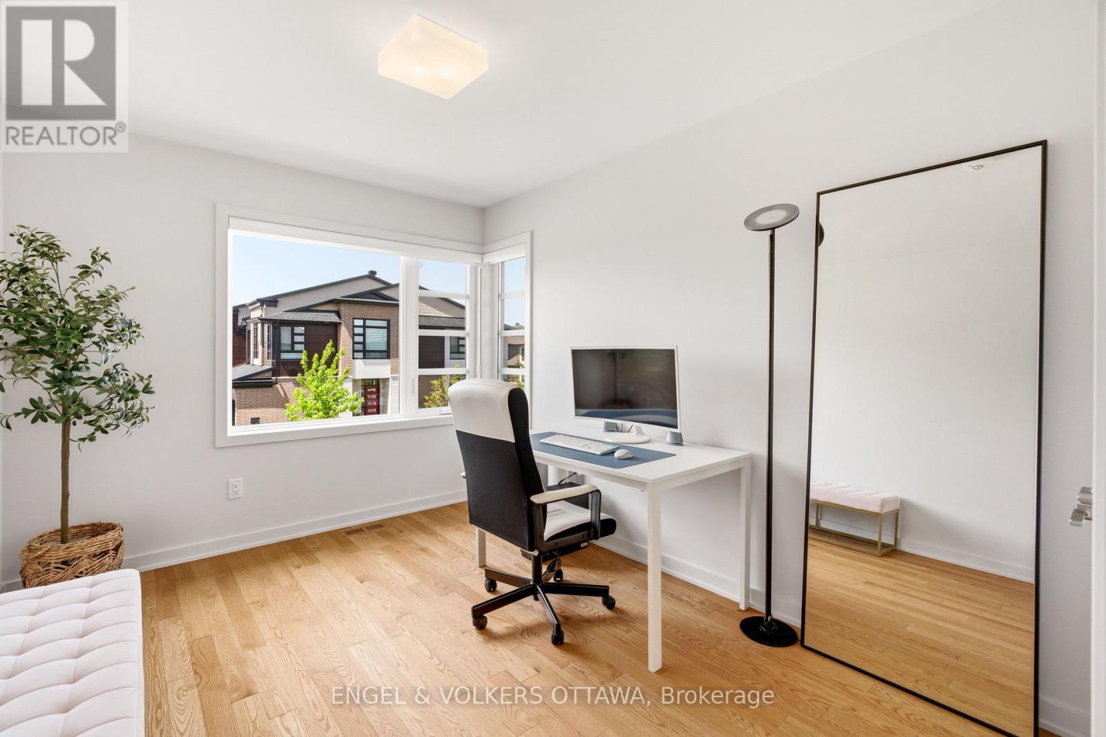 256 SHUTTLEWORTH DRIVE - 32
