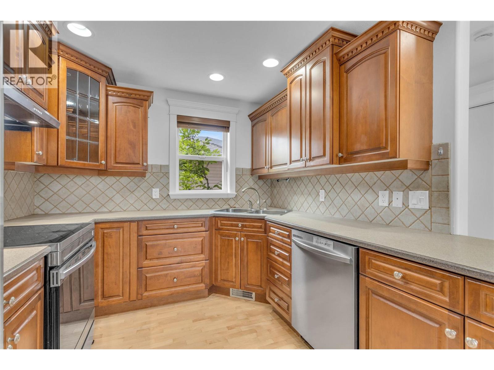 104 4049 Lakeshore Road, Kelowna