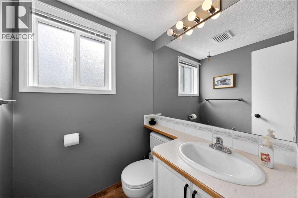 166 Mt Lorette Close SE - 12