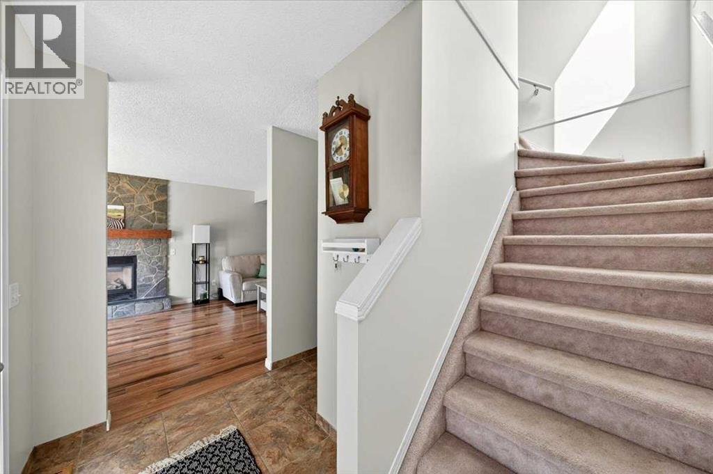 166 Mt Lorette Close SE - 17