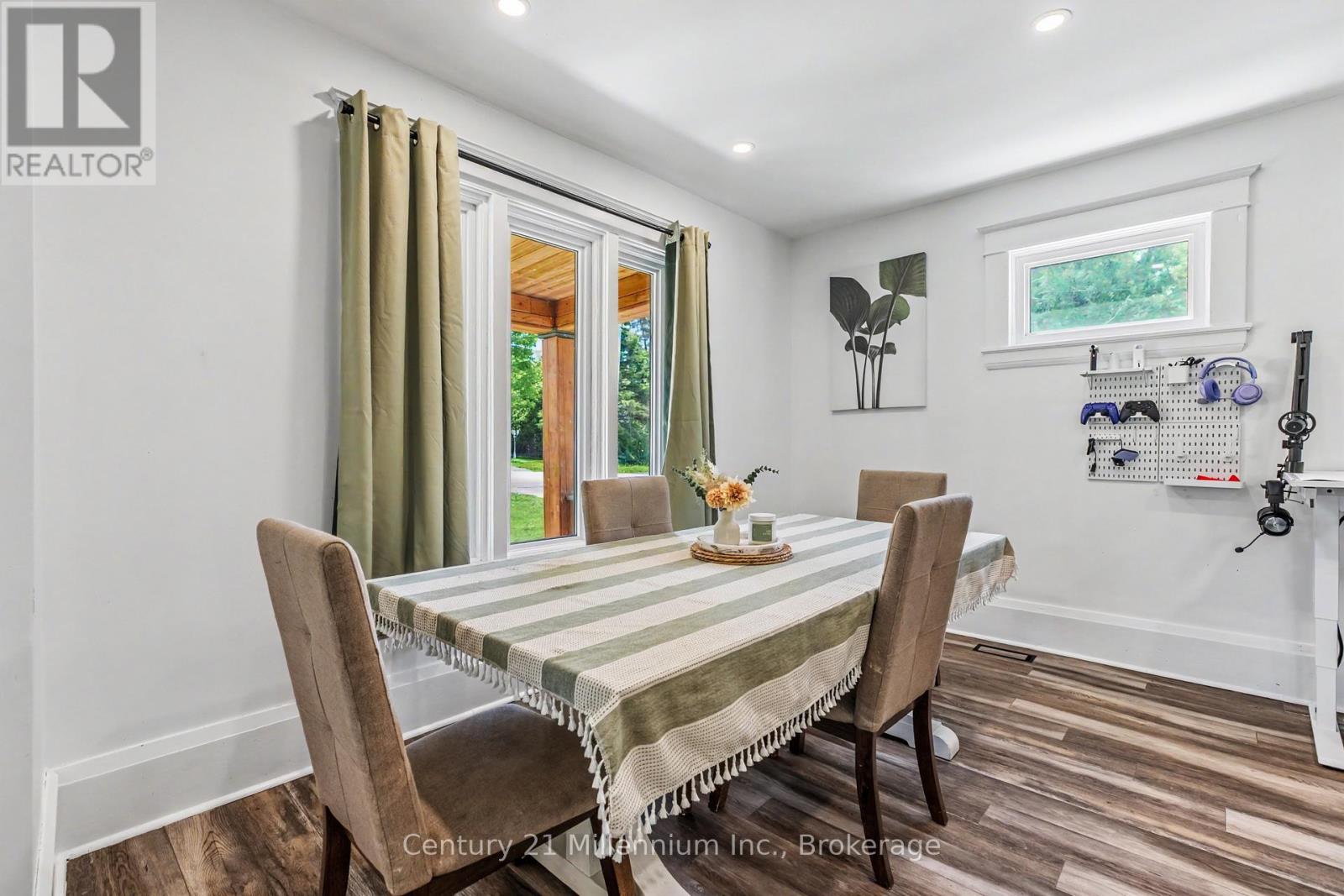 680193 CHATSWORTH ROAD 24 - 23