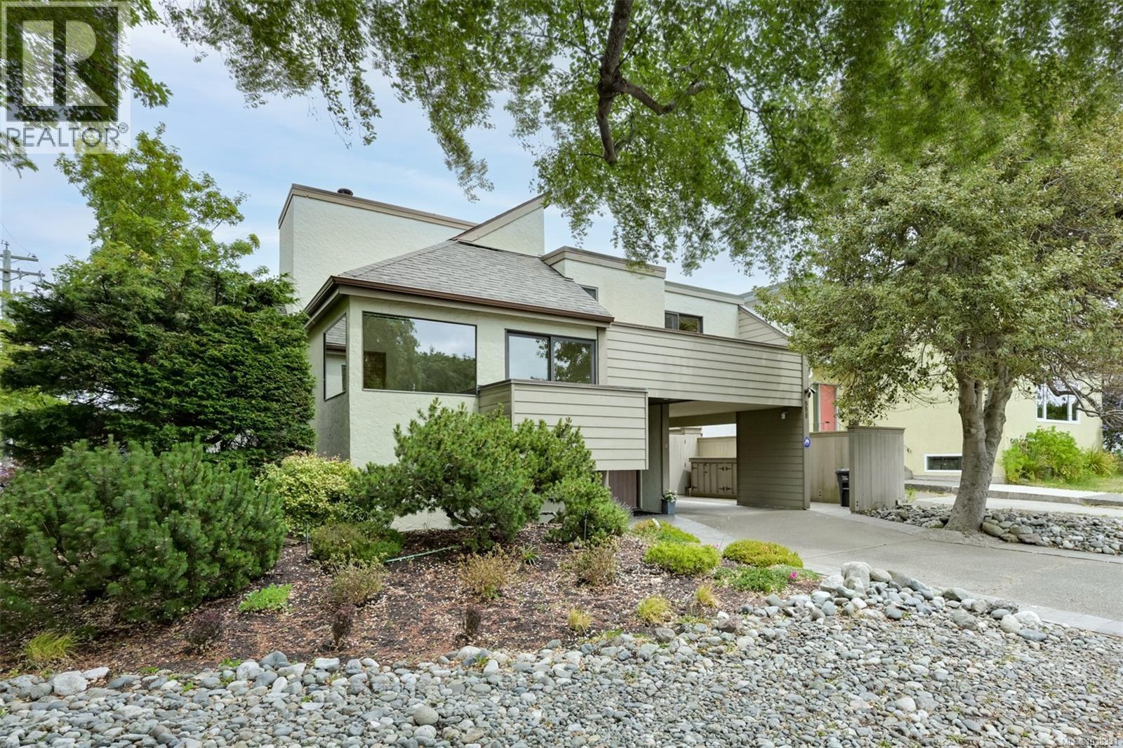 558 Dallas Road - main photo