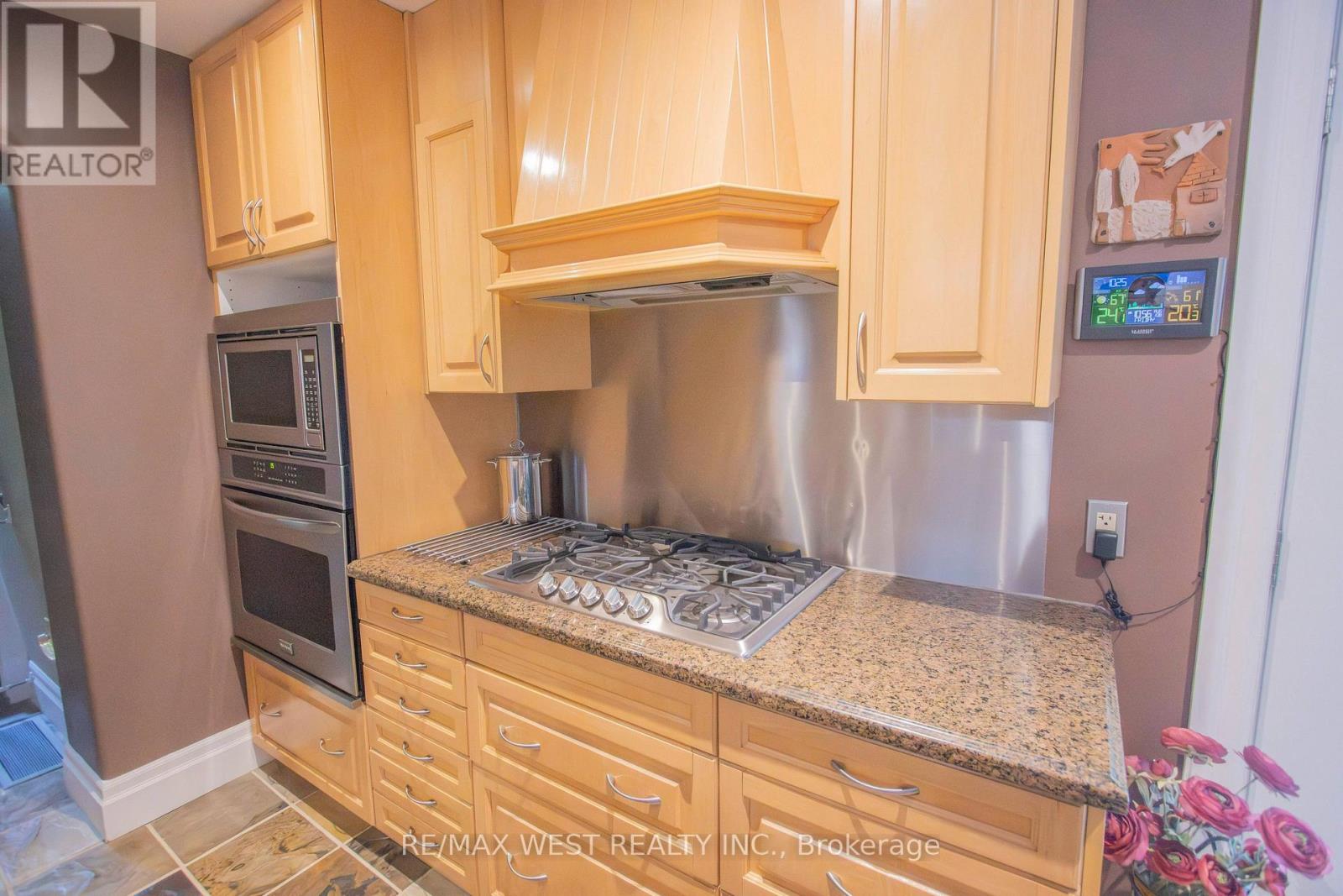 1158 LORNE LANE - 13
