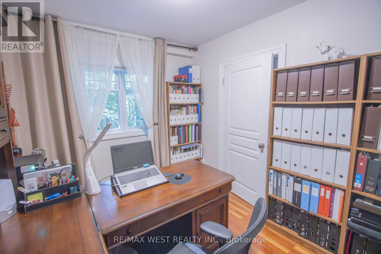 1158 LORNE LANE - 23