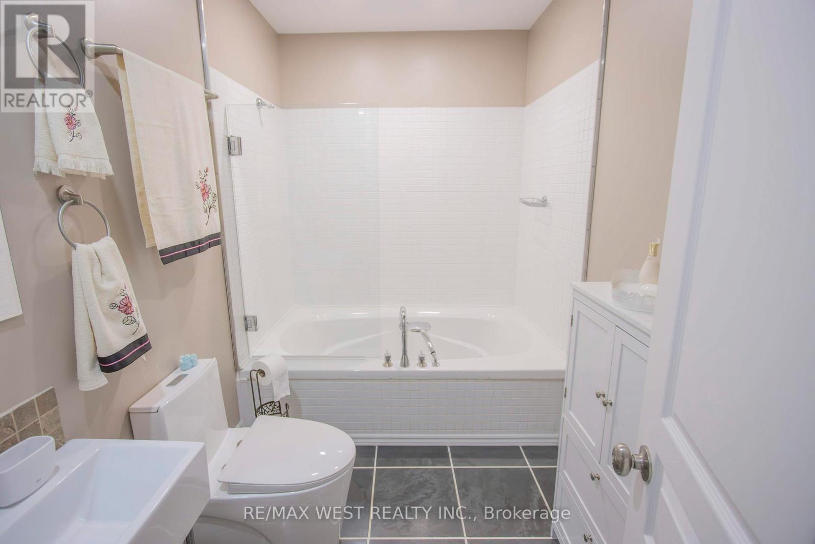 1158 LORNE LANE - 24