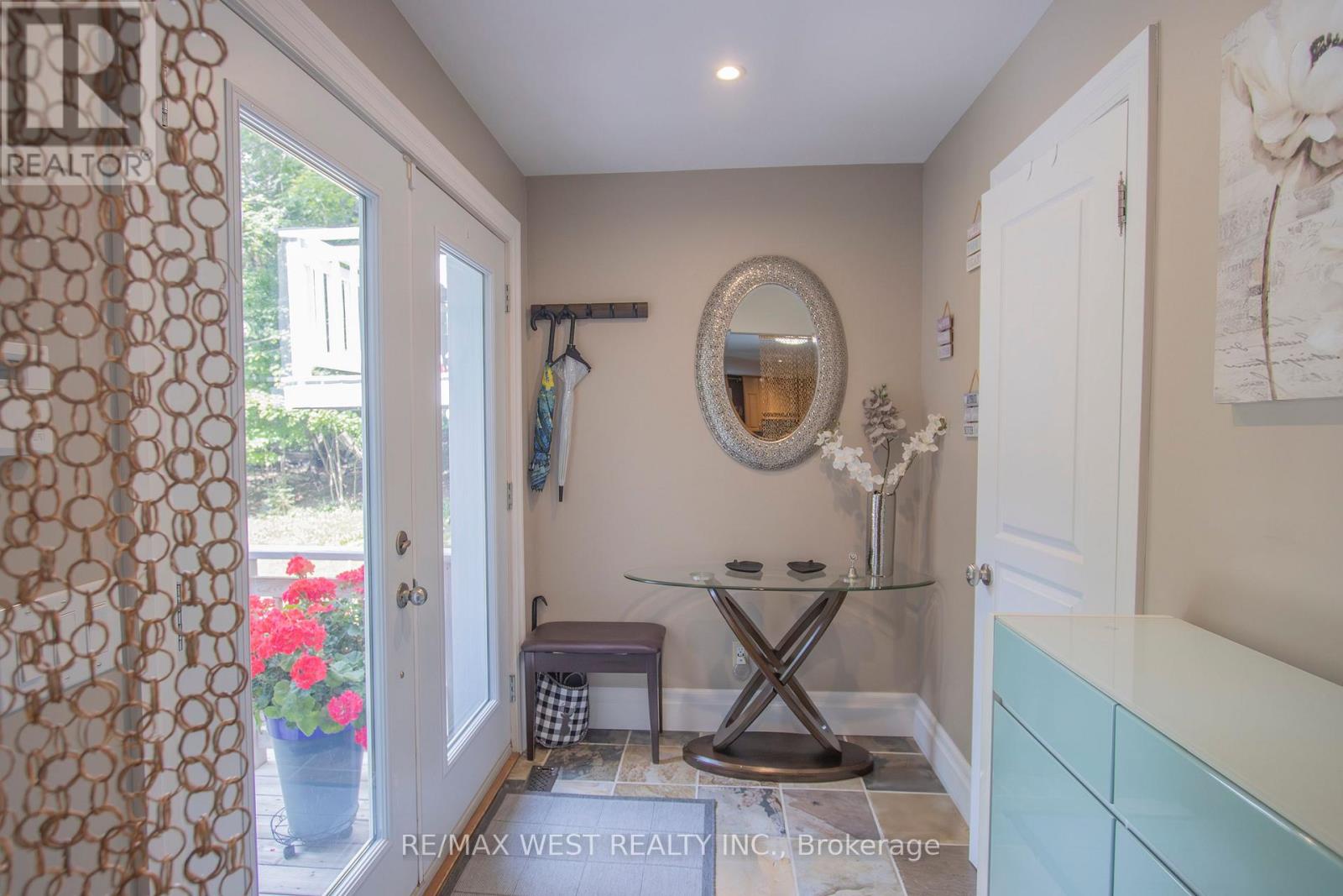 1158 LORNE LANE - 5
