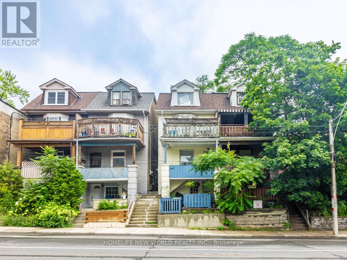 Beautiful home nestled in the upper Beaches!