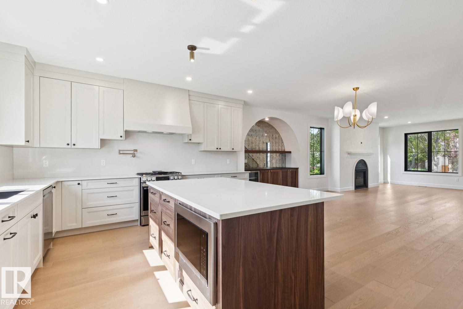 9023 90 ST NW - 19