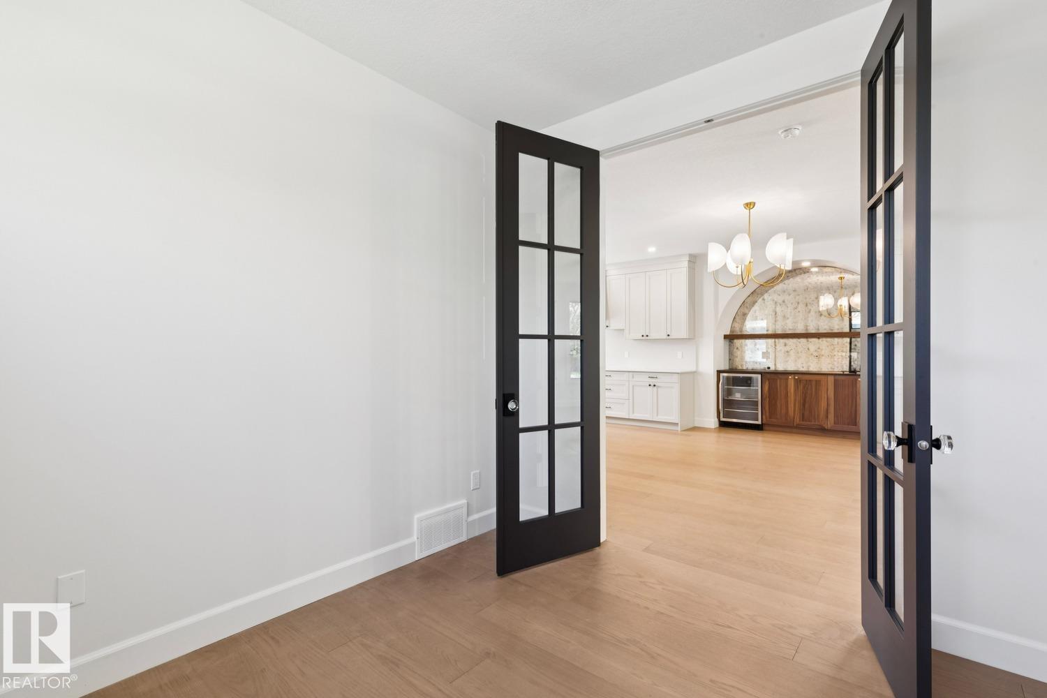 9023 90 ST NW - 29
