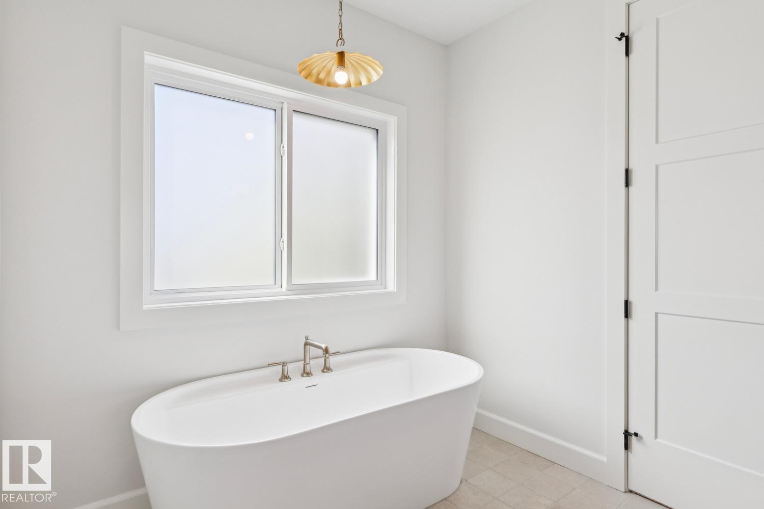 9023 90 ST NW - 40