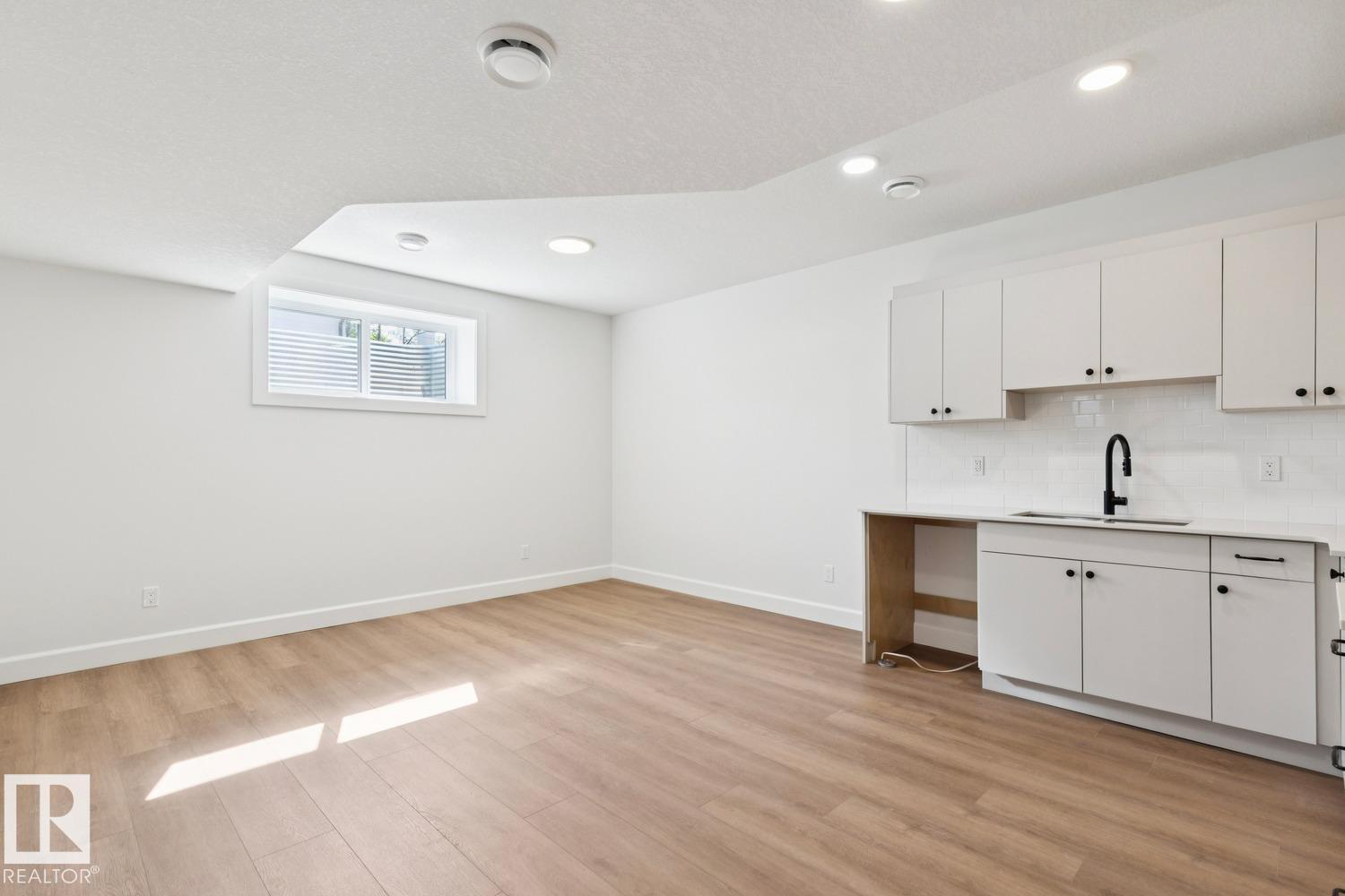 9023 90 ST NW - 51