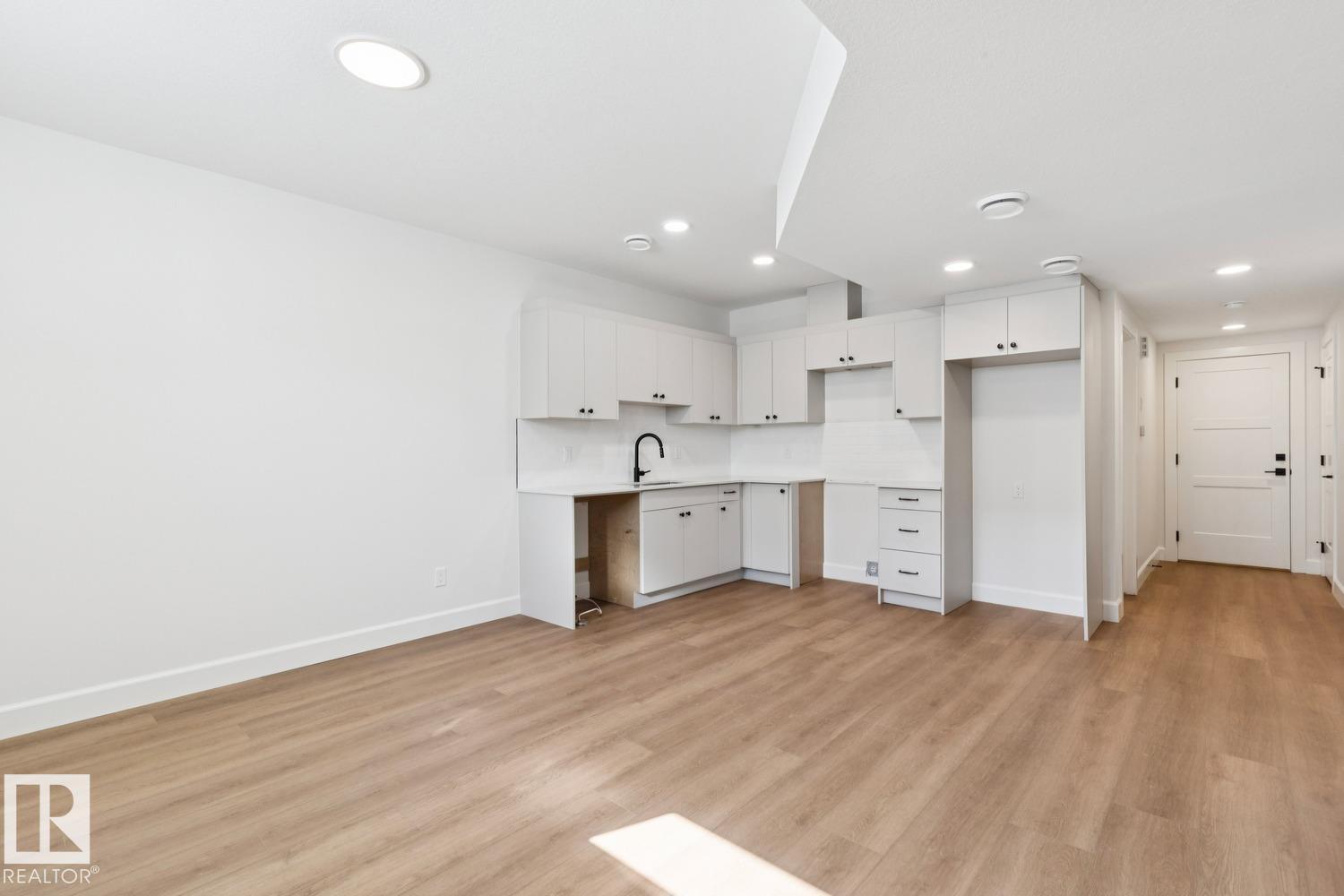 9023 90 ST NW - 52