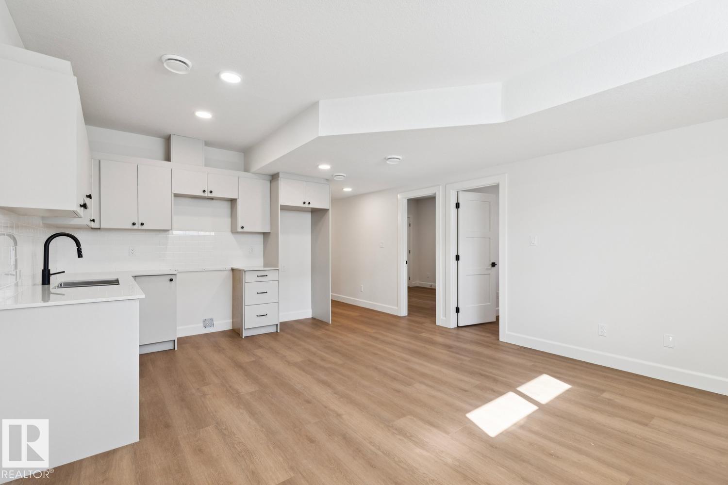 9023 90 ST NW - 53