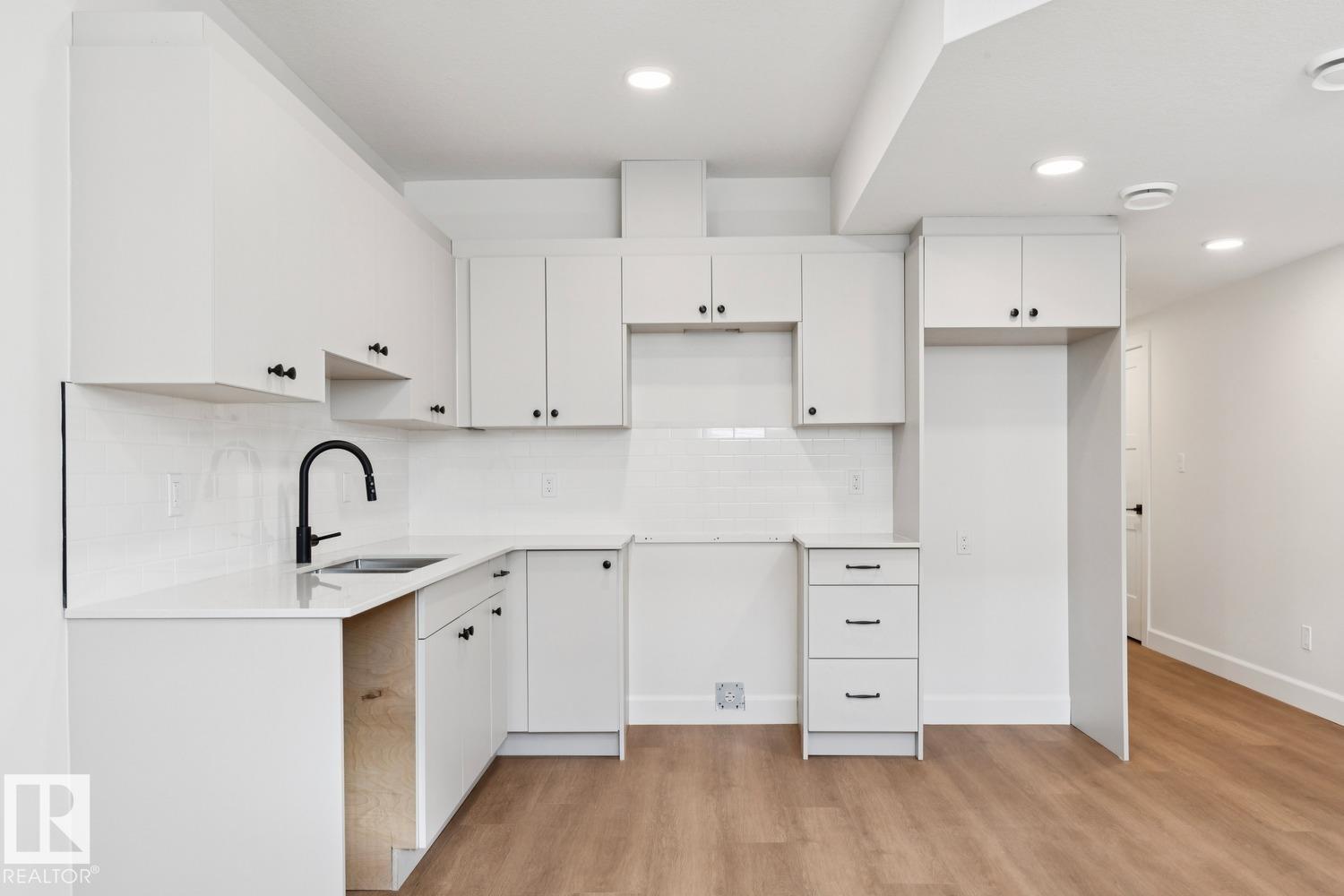 9023 90 ST NW - 54