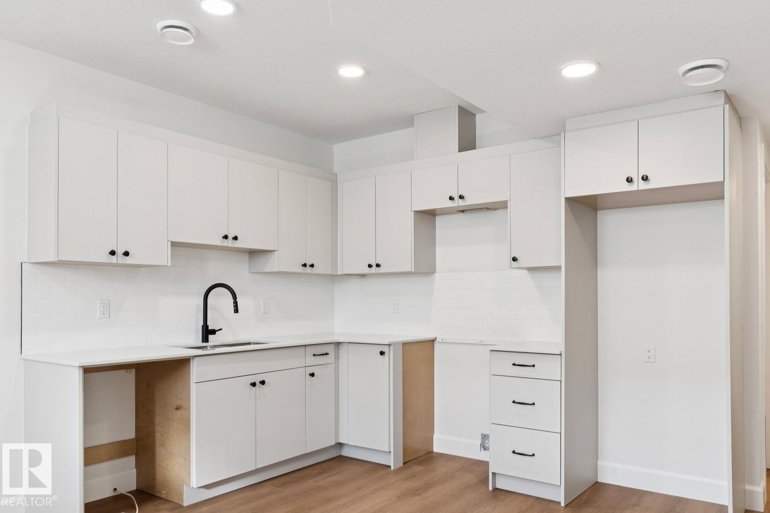 9023 90 ST NW - 55