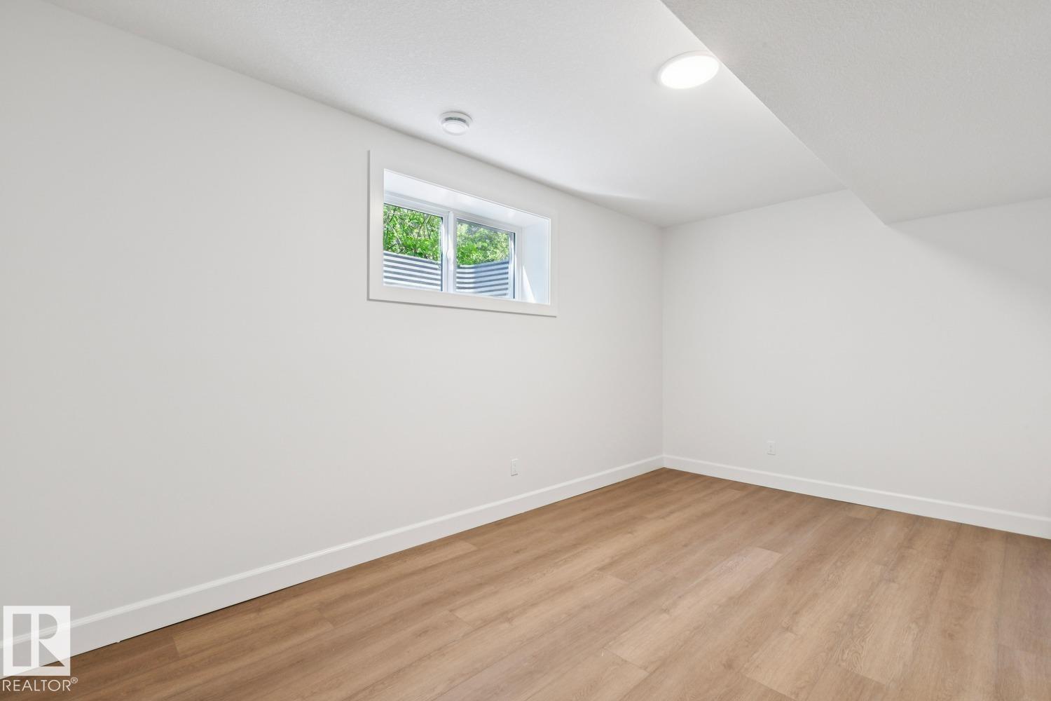 9023 90 ST NW - 64