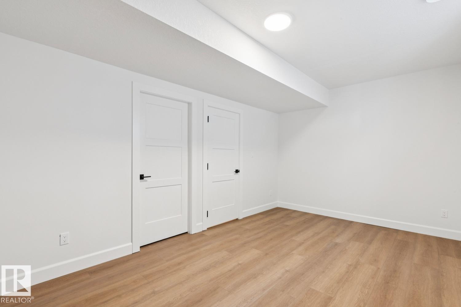 9023 90 ST NW - 65
