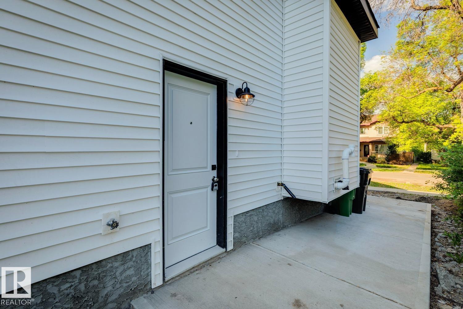 9023 90 ST NW - 66