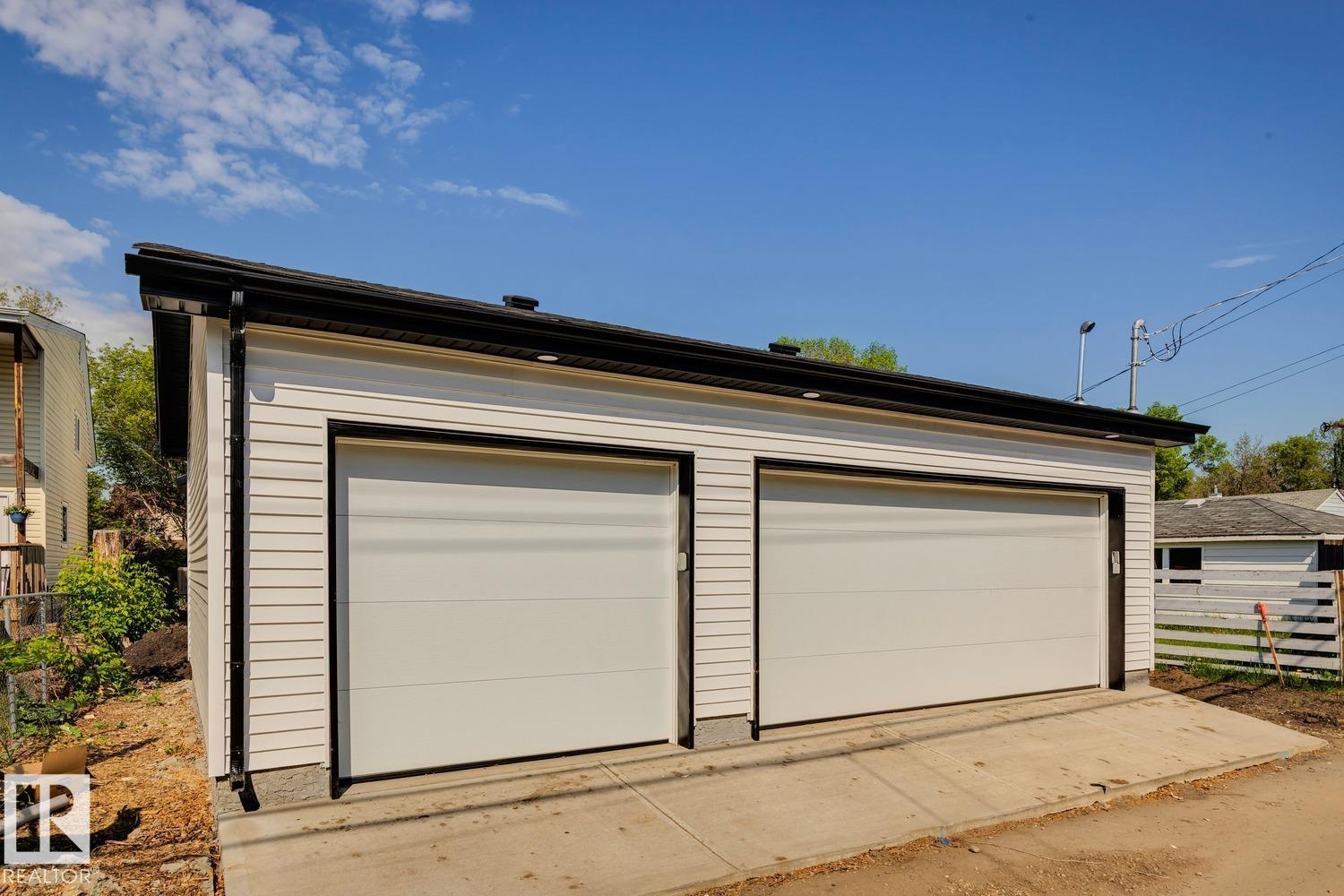 9023 90 ST NW - 68