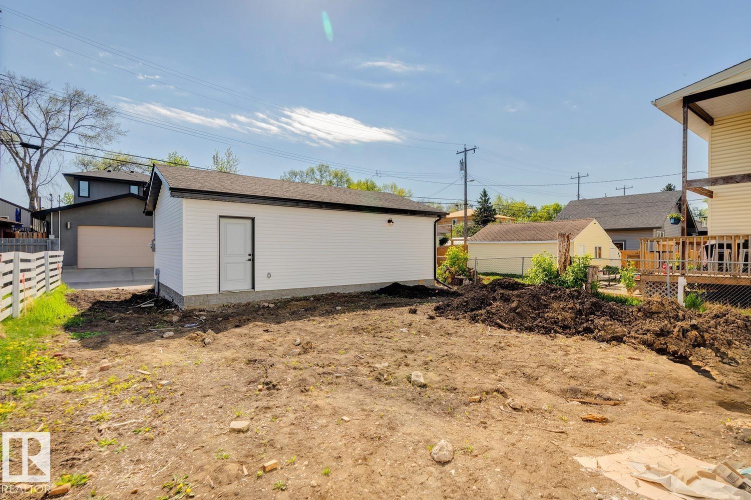 9023 90 ST NW - 69