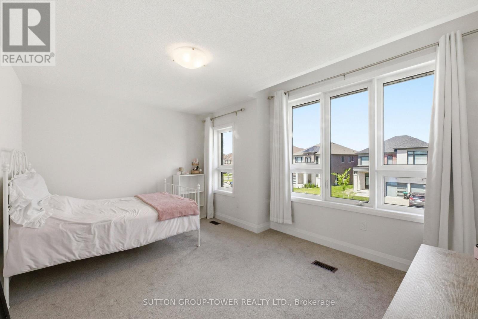 194 FERRAGINE CRESCENT - 23