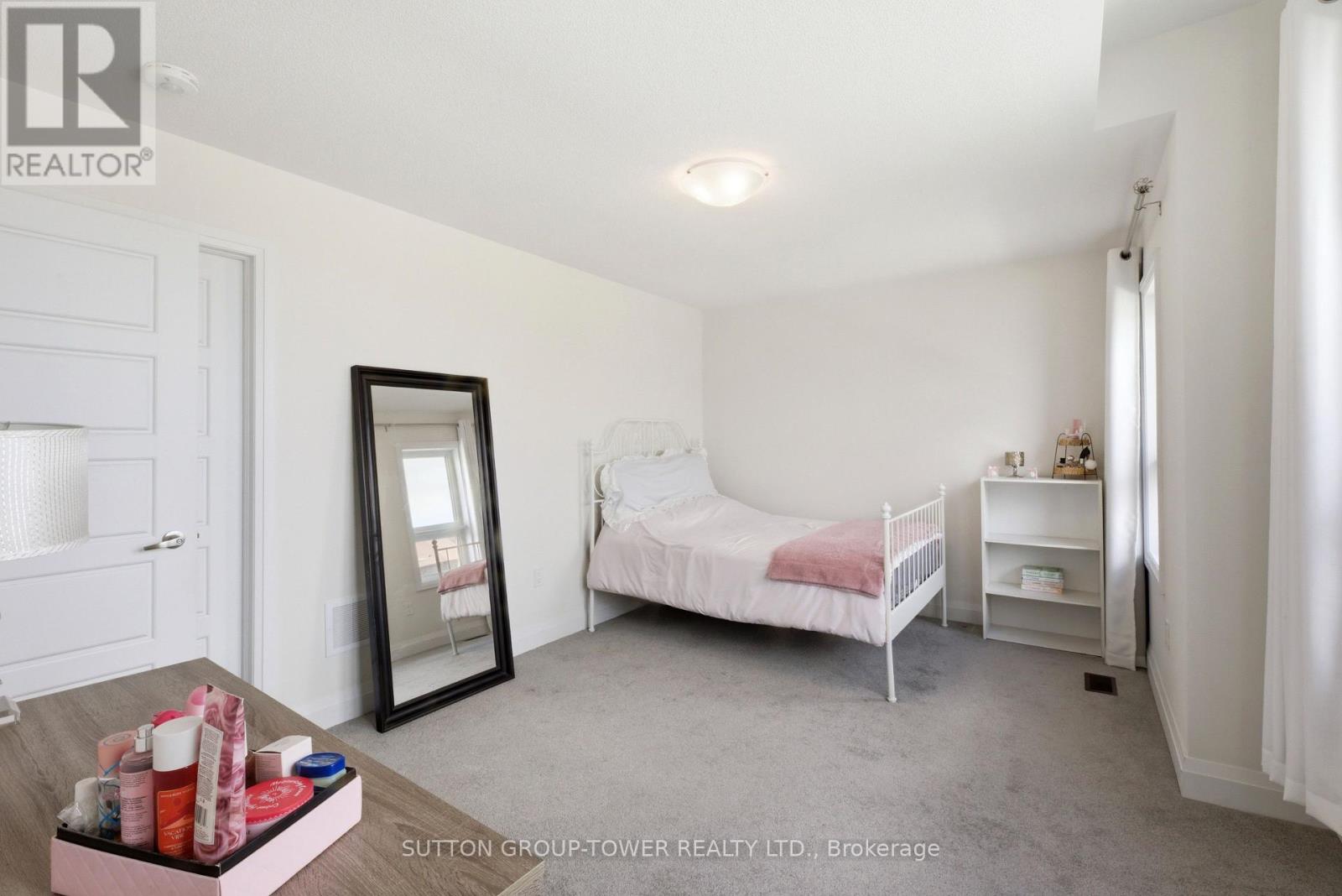 194 FERRAGINE CRESCENT - 24