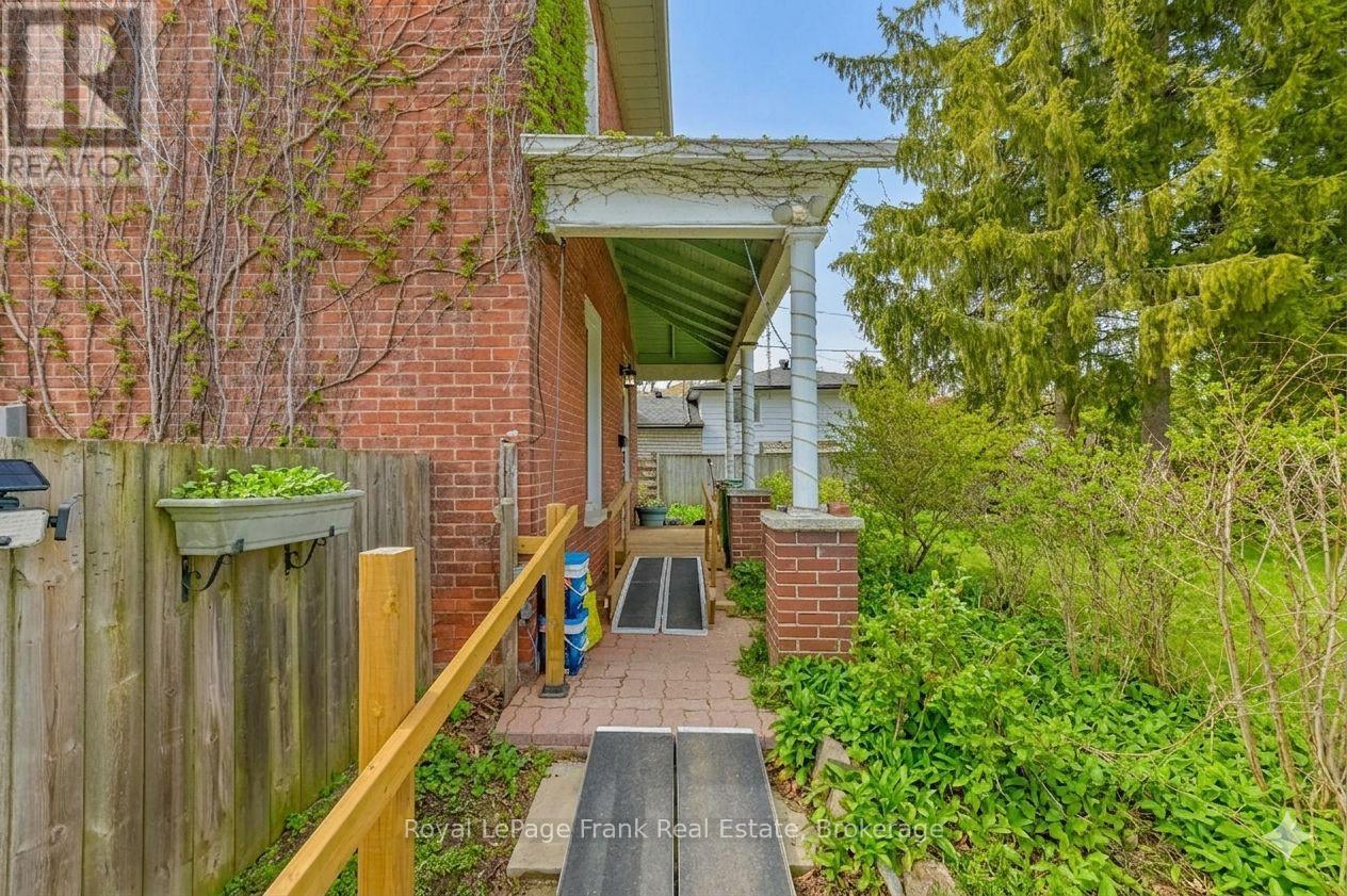 865 PARKHILL ROAD W - 4