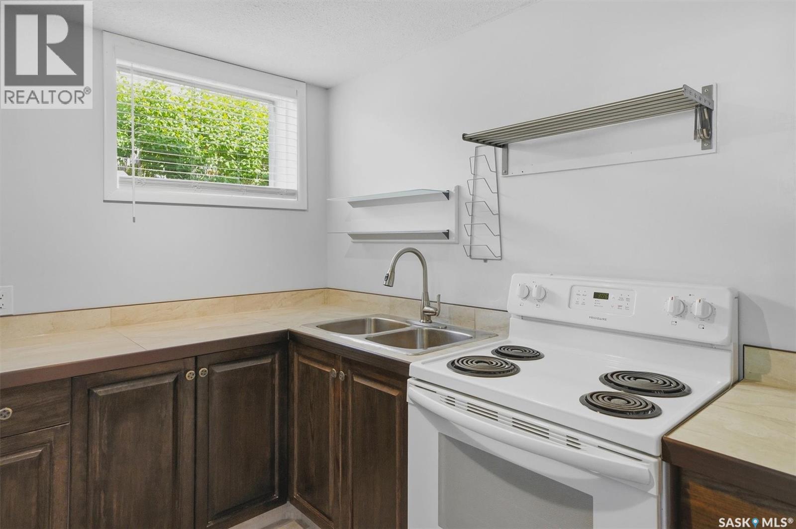 403 Willow STREET E - 24