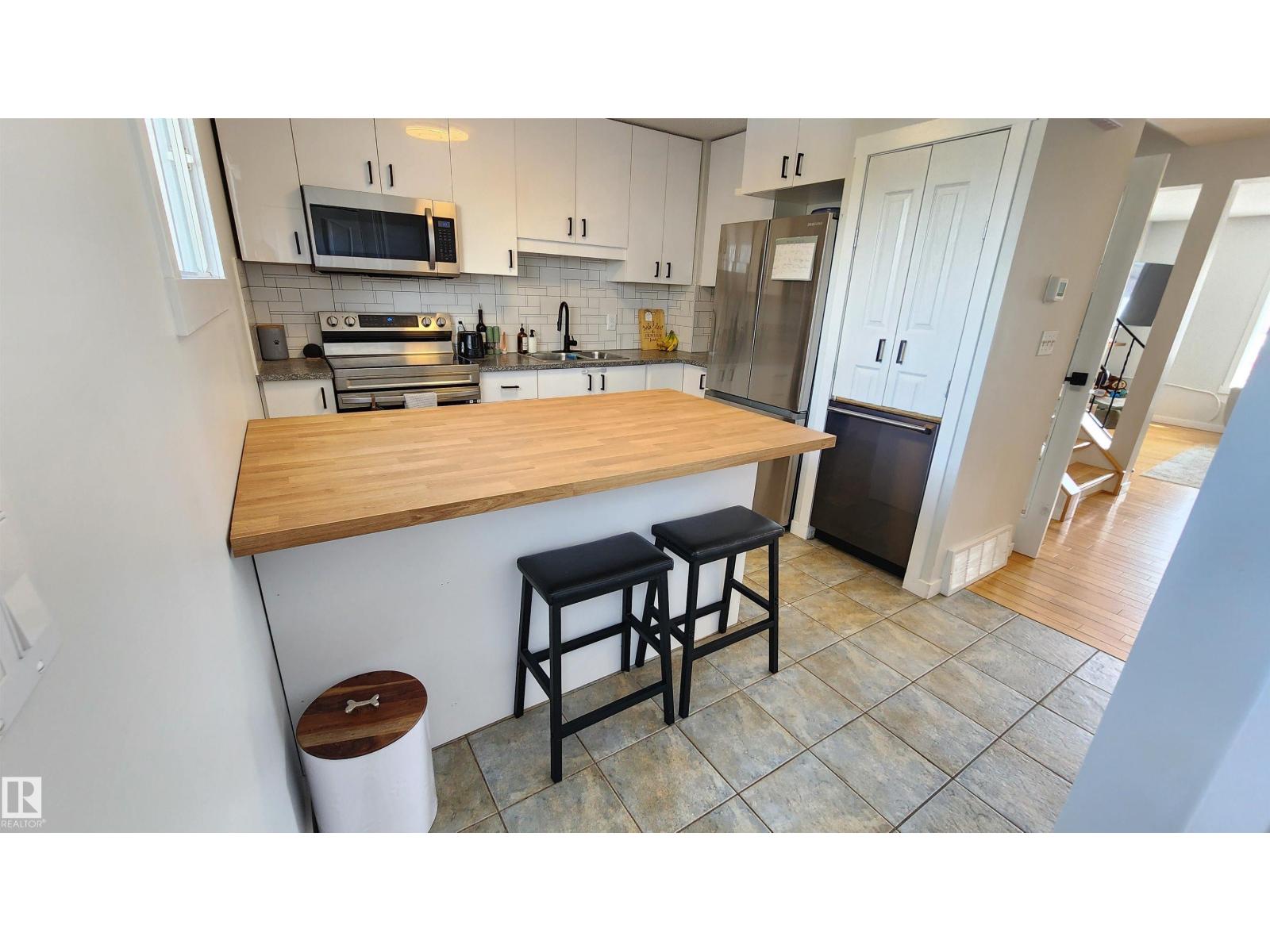8326 157 AV NW - 7