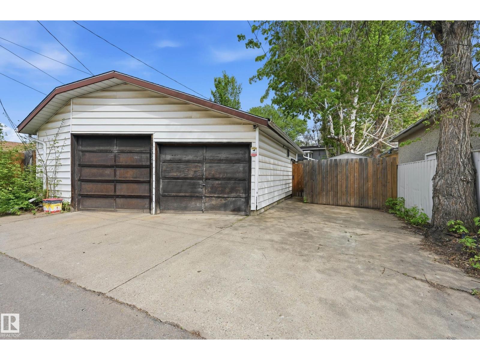 12326 92 ST NW - 39
